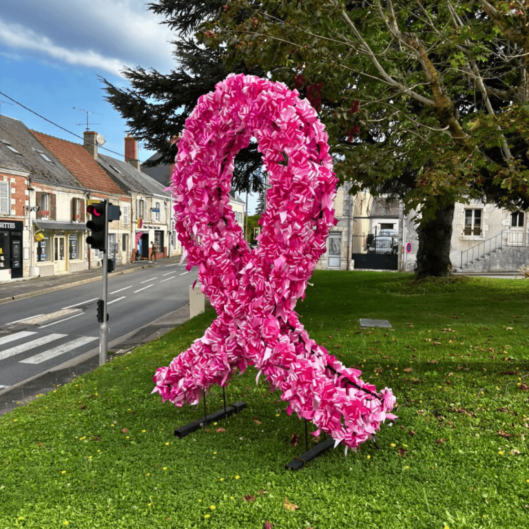 Grande structure en forme de ruban rose installée dans un espace public à Saint-Ay dans le cadre d'Octobre Rose, mois de sensibilisation au dépistage du cancer du sein.