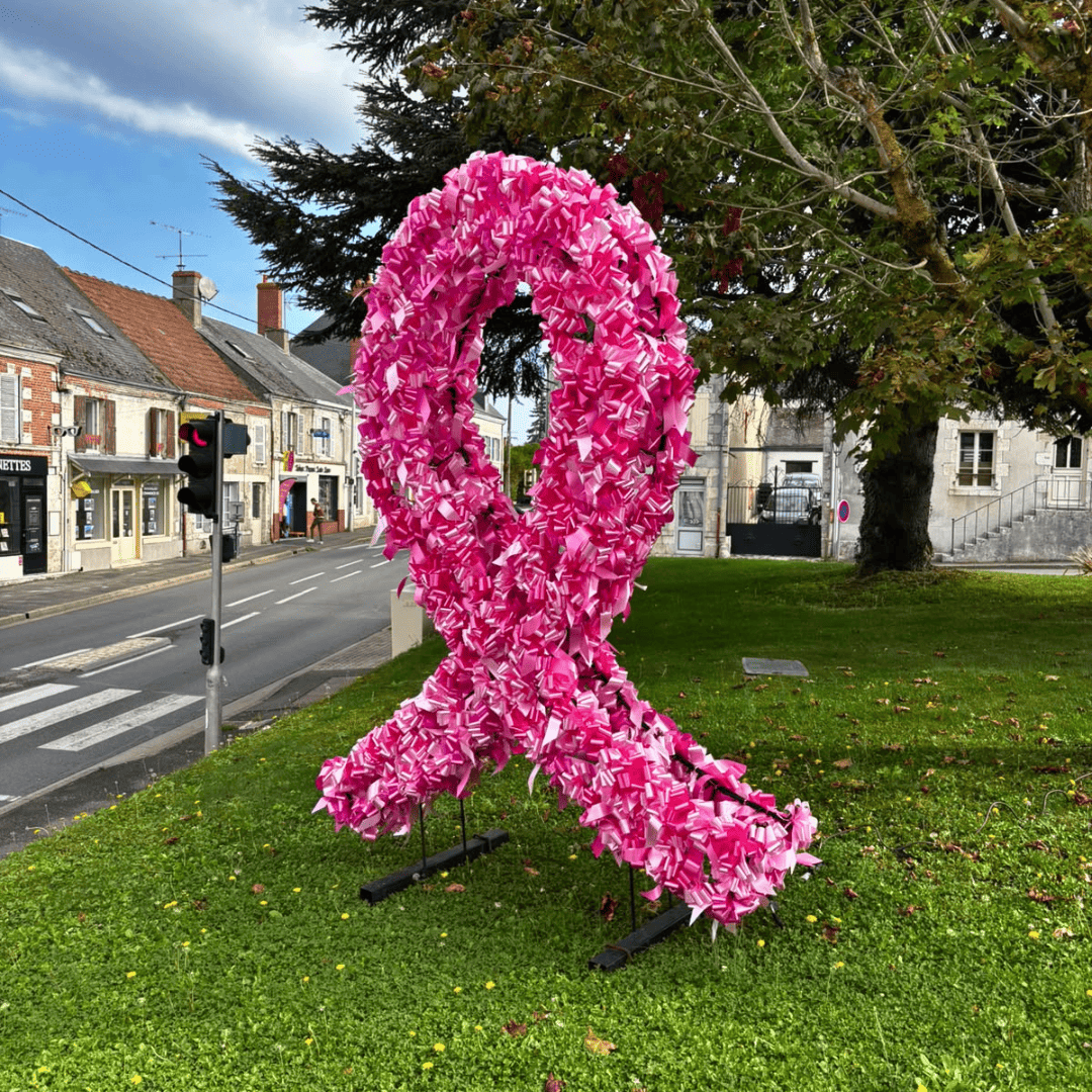 Grande structure en forme de ruban rose installée dans un espace public à Saint-Ay dans le cadre d'Octobre Rose, mois de sensibilisation au dépistage du cancer du sein.